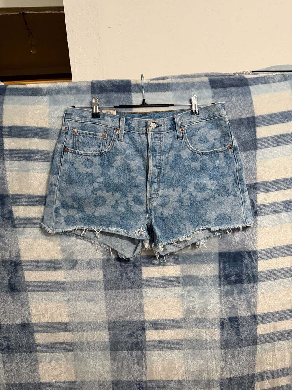 Levi's 501 High Rise Denim Jean Shorts Floral Print Button Fly Size 34 NWT
